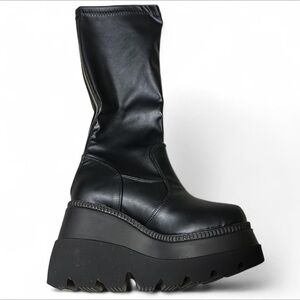 Demonia shaker 65 ⭐️ NWOT